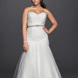 Stunning Sexy Strapless David's Bridal Mermaid Wedding Dress in Soft White Tulle